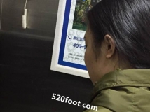 ��ԭζʵ¼������һ�����죬�����ŵ�����Ů�������ſڵ�����ѩ��ѥ