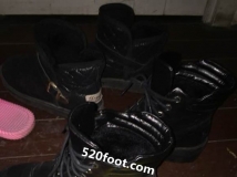 �ϴ���С�������ĵ����Ӱ��������˷���Ь����