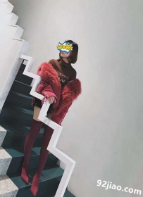 ����ͼ�ڶ�����������ͬ�÷�������ñ�����Լ����ŵ�Ь�࣬��Ʒ����