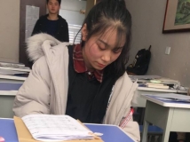 Ůͬѧ����˫�߸����Ѵ������µ���Ҷ�ݺ����ӷ�������λ����